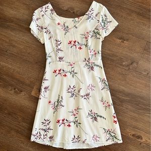 Beautiful old navy summer dress!! Worn once in perfect condition! Size Small.